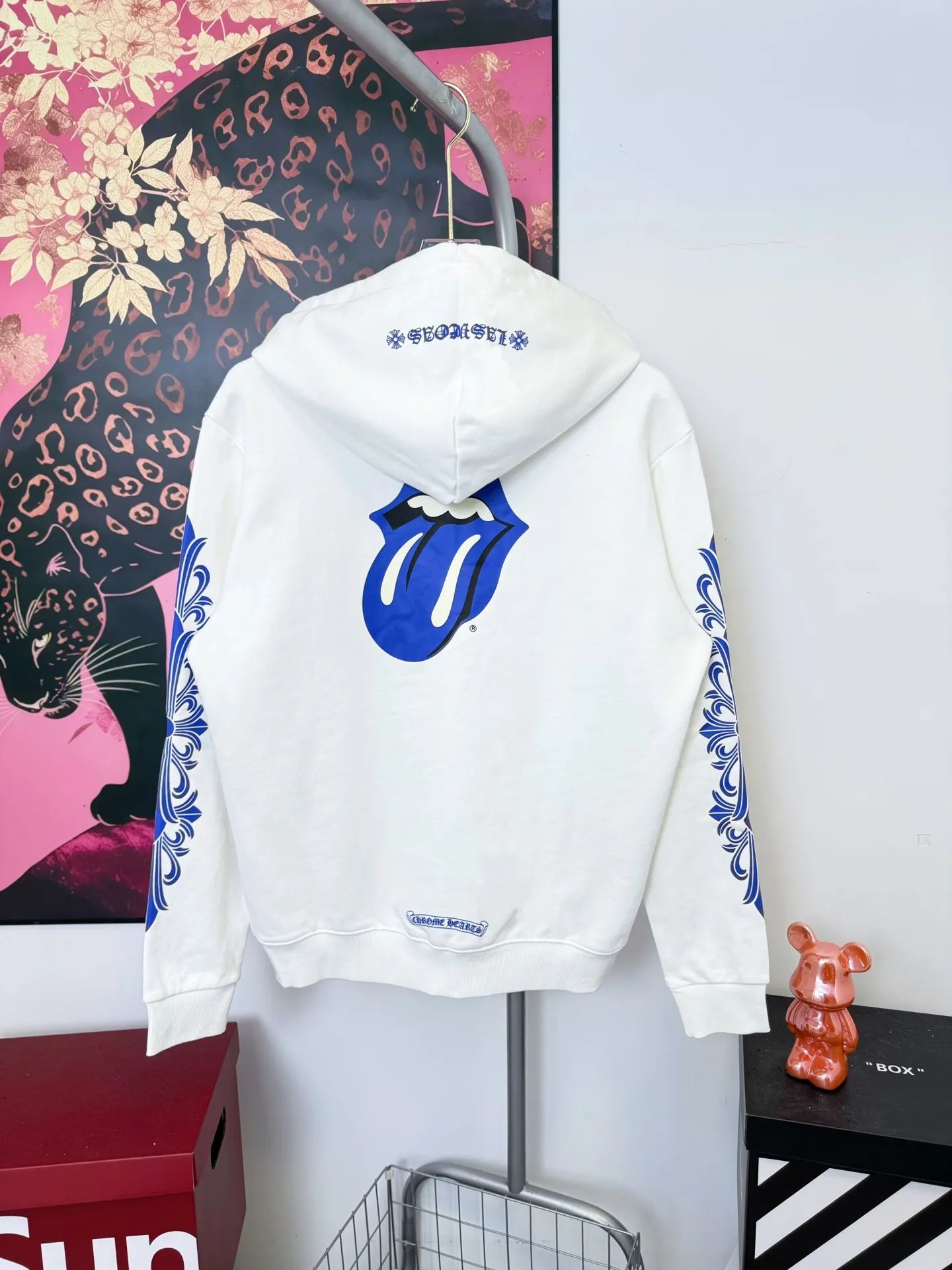 P290 ChromeHearts Rolling Stone Blue Tongue Hooded Jacket, the same style as ChromeHearts counters. Made of 430g double-ply double-yarn pure cotton terry fabric. Original custom hardware zipper. Details are restored in place. Very textured on the handle. Three-dimensional and atmospheric. Versatile and easy to wear in autumn. Simple and elegant. Adopts os version. The upper body effect is great. Suitable for all body types. Soft and comfortable. CH letter offset printing on the front and blue tongue text offset printing on the back. Small punctuation on the hem. Machine washable. No fading, no deformation, complete accessories, original mold opening, perfect restoration of zp 2:1, same style for men and women, versatile and easy to match, size s m l xl color white